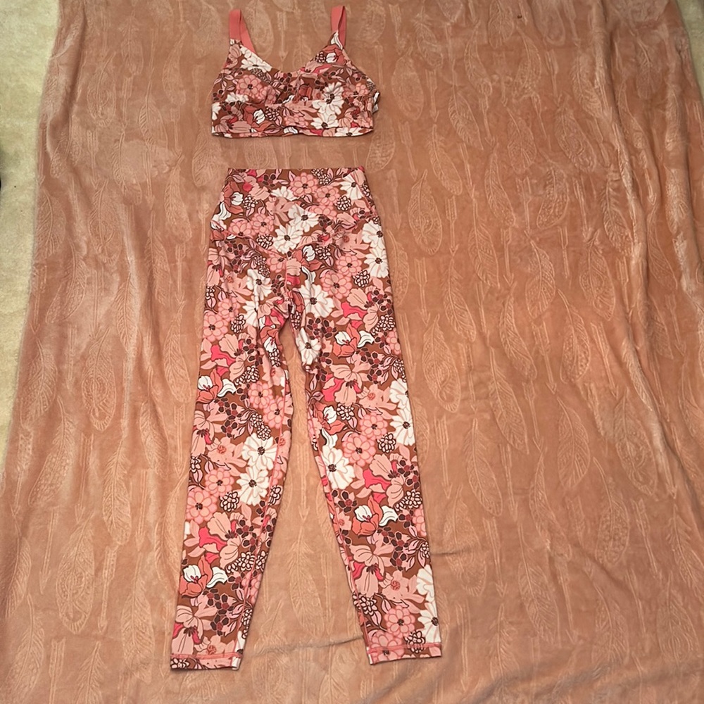 Workout set by aerie, the top is a size medium and the bottom is a size large💗